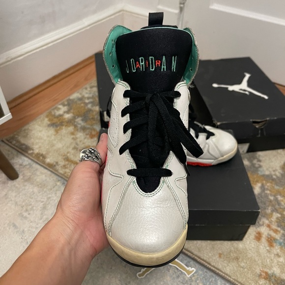 Youth Size 7.5 (Euro Sz 40.5) Jordan 7 Retro GS Sneakers Verde/White/Red-Black - Picture 13 of 16